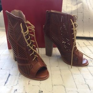Women’s Chelsea Moreland size 7 high heel Sandals cognac color new open toe